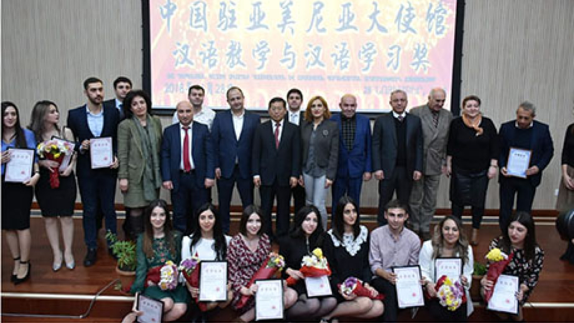 Ambassador-of-China-in-Armenia-awarded-students