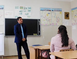 Visit-to-high-school-in-Yeghvard