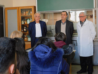 Schoolchildren-at-the-faculty-of-Chemistry