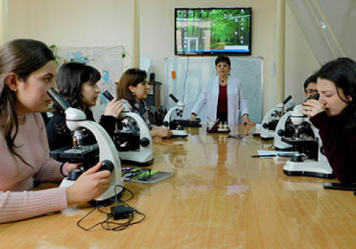 Schoolchildren-of-Heratsi-high-school-visited-faculty-of-Biology